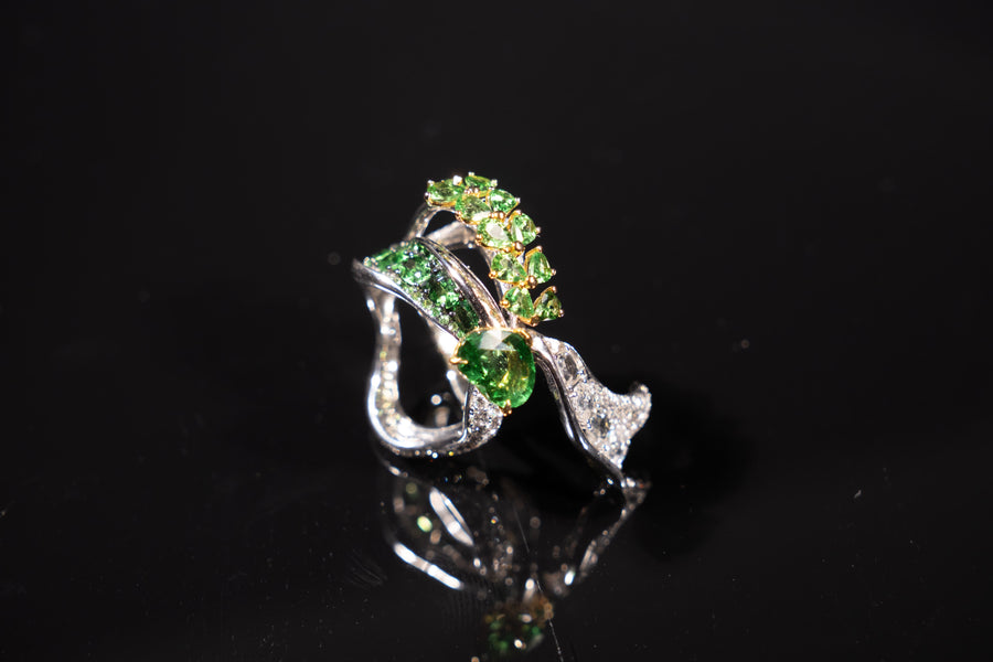 One artistic ribbon garnet & diamond ring 絲帶設計概念戒指