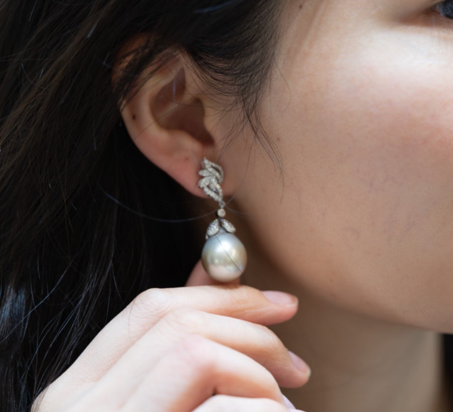 Drop-shaped South Sea Pearl And Diamond Drop-Earrings 水滴形南洋珍珠及鑽石耳環