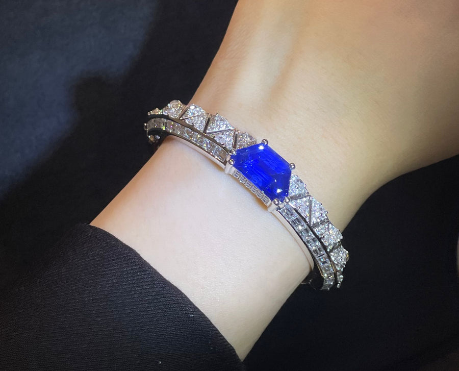 Blue Sapphire And Diamond Bangle 長梯方型切割藍寶石及鑽石手鐲
