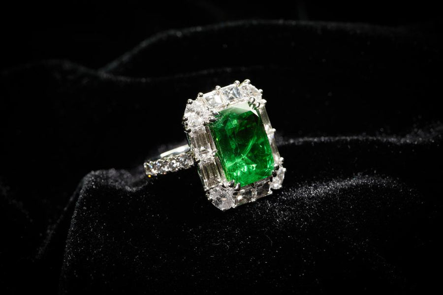 Radiant Cut Tsavorite Garnet & Diamond Ring 沙弗來石及鑽石戒指